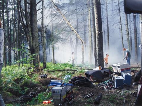Gregory Crewdson - Production Still Forest Gathering #1 (aus der Serie: "Beneath the Roses")