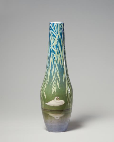  Royal Porcelain Manufacture Copenhagen - A large Royal Copenhagen porcelain vase with swans