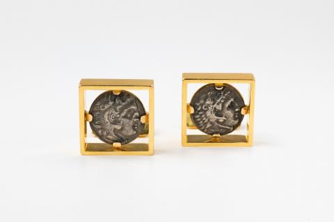 Alexander Alberty - A pair of 18k gold cufflinks with ancient Roman coins
