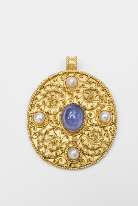 Peter Bolg - A gold filigree pectoral pendant
