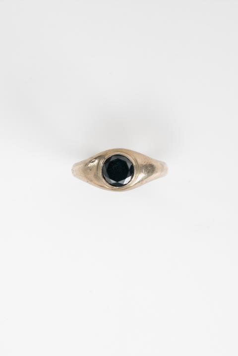 Falko Marx - An 18k white gold solitaire ring with a black diamond