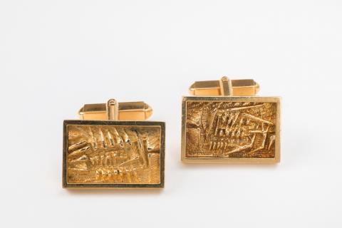A pair of 18k gold cufflinks