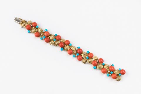 René Kern - An 18k gold, turquoise, and coral bracelet