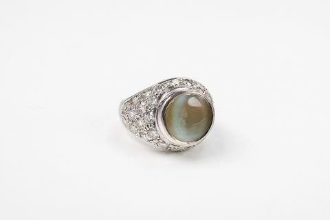 Gebrüder Hemmerle - An 18k white gold and chrysoberyll cat's eye ring