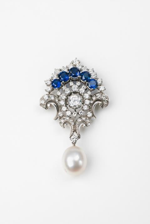 Juwelier Vitzthum - An 18k white gold, sapphire, and diamond brooch