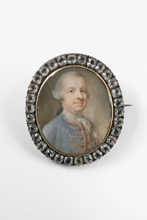 Unbekannter Meister - A portrait miniature of a gentleman in a blue justeaucorps