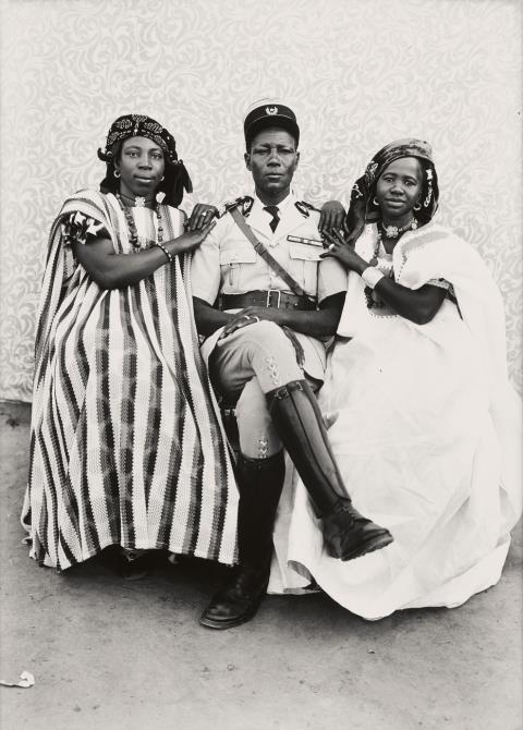 Seydou Keïta - Polizeibeamter der Kolonialverwaltung mit seinen beiden Ehefrauen