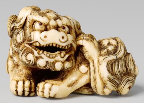 Hermann Seeger - A Kyoto school ivory netsuke of a seated shishi. Late 18th century
