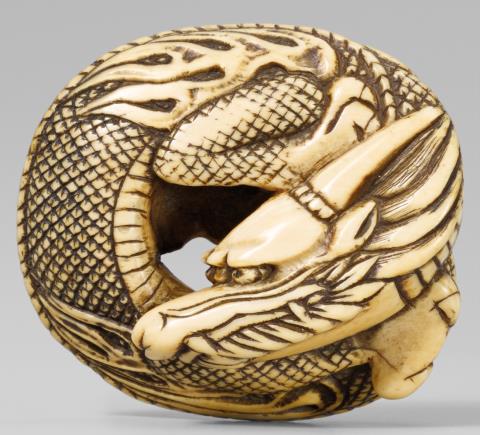  Oberitalien - A Kyoto school ivory netsuke of a one-horned dragon. Late 18th/early 19th century