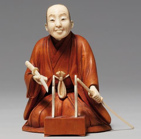 Okimono. Mann mit zwei Schwertern. Holz und Elfenbein. Um 1900