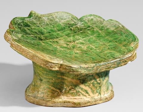  Gubelin - A green glazed pottery pillow. Tang/Liao dynasty (618-1125)