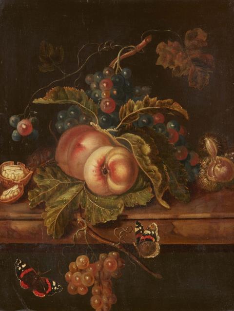 Jan Davidsz. de Heem - Stillleben mit Pfirsichen, Trauben, Nüssen, Kastanien und Schmetterlingen