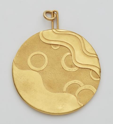 Max Pollinger - An 18k gold pendant "Kreise und Wellenlinien"