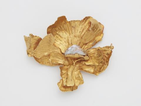Jörn Peter Haut - An 18k gold and Biwa pearl flower brooch