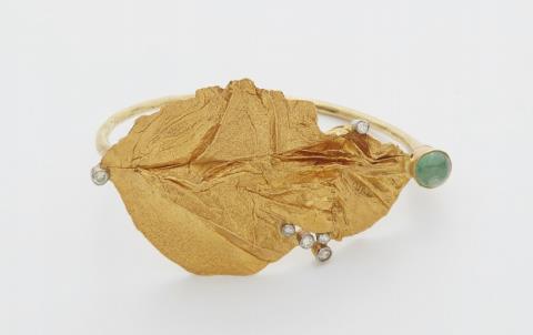 An 18k gold bracelet with an emerald cabochon