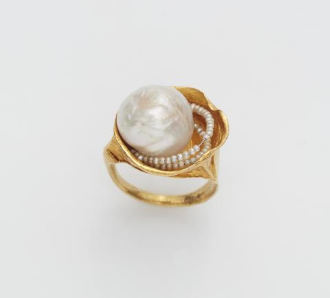 An 18k gold pearl ring