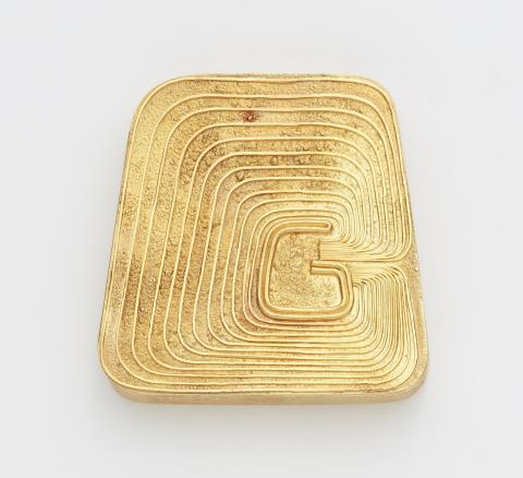 An 18k gold snuff box