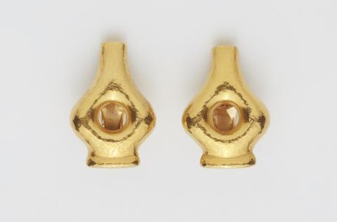 Ilias Lalaouins - A pair of 21k gold clip earrings