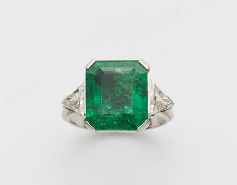 Jeweller Schilling - A platinum and Colombian emerald ring