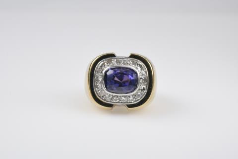 A 14k gold and Ceylon sapphire ring
