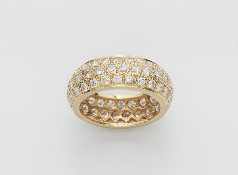Rachel Goodyear - An 18k gold and diamond eternity ring