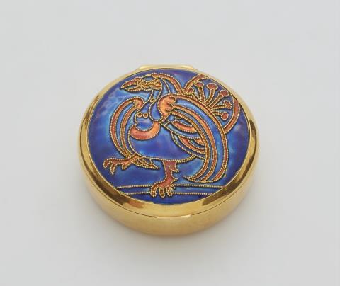 Max Pollinger - An 18 and 21k gold enamelled "Greif" pillbox
