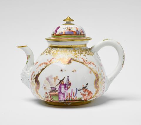 Johann Gregorius Hoeroldt - An early Meissen porcelain teapot with a KPM mark
