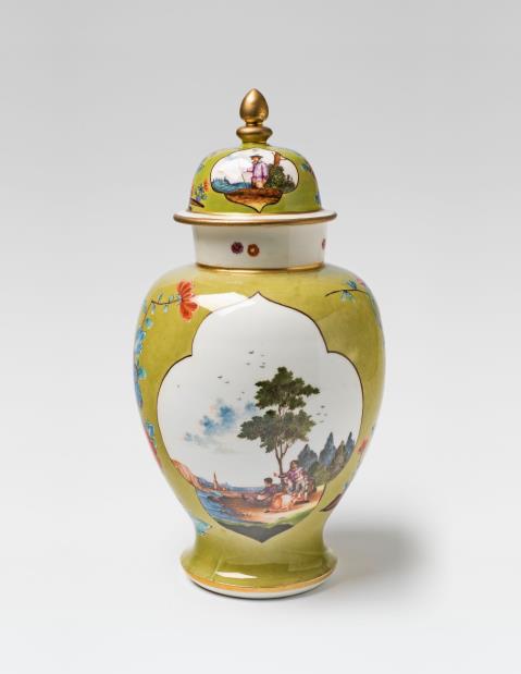Johann Gregorius Hoeroldt - A rare Meissen porcelain Augustus Rex vase and cover with pea green ground