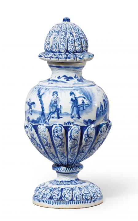 Cornelis Funcke - A Berlin faience vase and cover with Chinoiserie decor