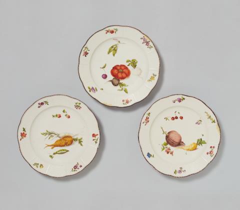  Vienna, Imperial Manufactory - Three Vienna porcelain plates with fruit and vegetable decor
