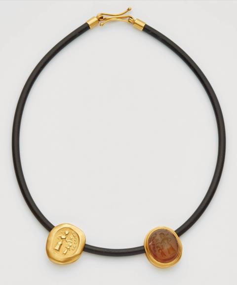 Alexander Alberty - A necklace with a Bactrian carnelian intaglio and its 18k gold impression