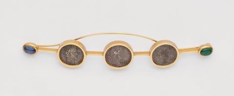 Alexander Alberty - A jewelled 18k gold pin brooch with Roman silver coins