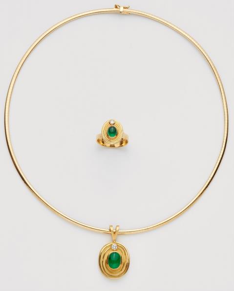 Käthe Ruckenbrod - An 18k gold and emerald pendant and ring