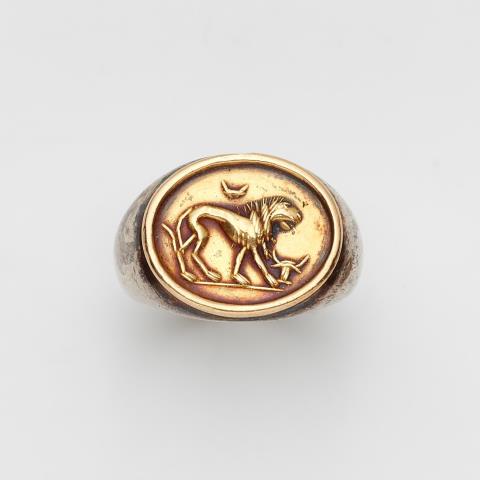 A Sterling silver ring with a gold intaglio cast
