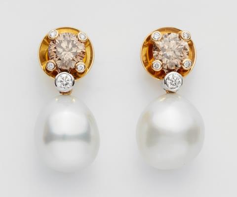 Gebrüder Hemmerle - A pair of 18k gold, pearl and fancy diamond earrings