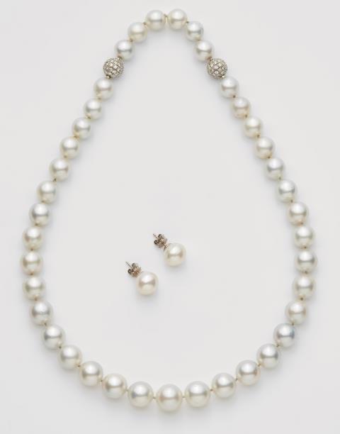 Gebrüder Hemmerle - A South Sea pearl necklace and matching pair of earrings
