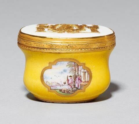 Johann Gregorius Hoeroldt - A Meissen porcelain snuff box with a portrait of Augustus the Strong