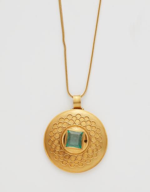Elisabeth Treskow - An 18k gold emerald pendant