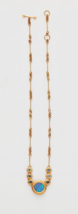 Käthe Ruckenbrod - An 18k gold opal necklace