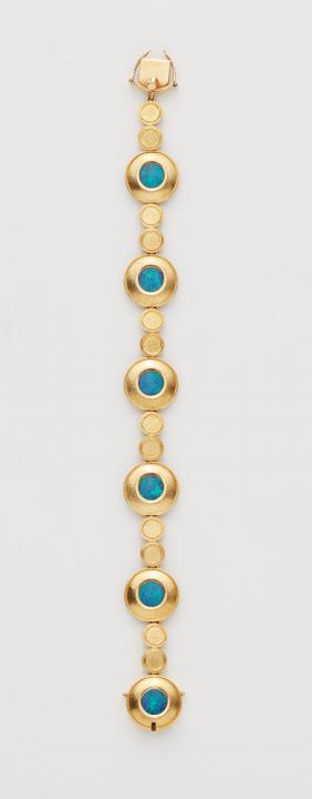 Käthe Ruckenbrod - An 18k gold opal bracelet