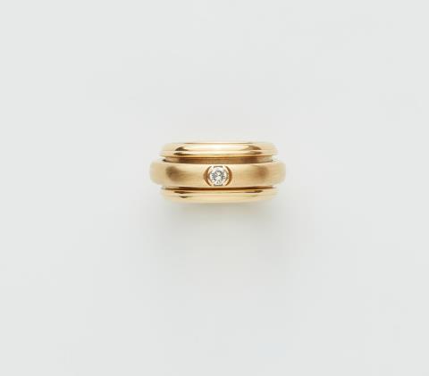 Piaget - An 18k gold swivel ring "Possession"