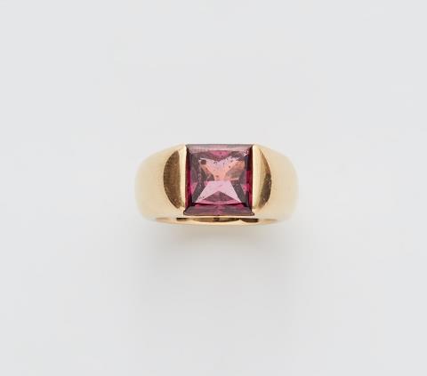 Jeweller Wempe - An 18k gold rubelite ring