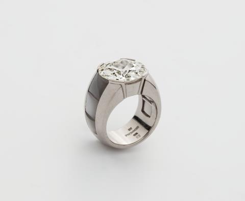 Gebrüder Hemmerle - An 18k gold moonstone and diamond solitaire ring