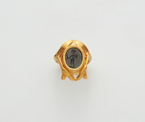 Wolfgang Skoluda - A 22k gold ring with a Roman intaglio
