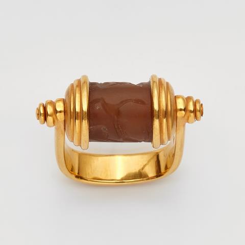 Alexander Alberty - An 18k gold ring with an ancient Egyptian cylinder seal