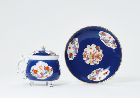 Johann Ehrenfried Stadler - A Meissen porcelain cream pot and stand with midnight blue ground