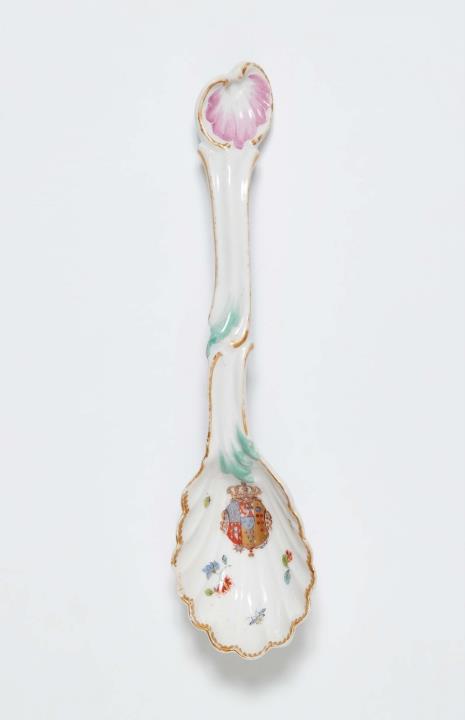 A Meissen porcelain spoon with the coat of arms of Anna Maria Luisa de Medici