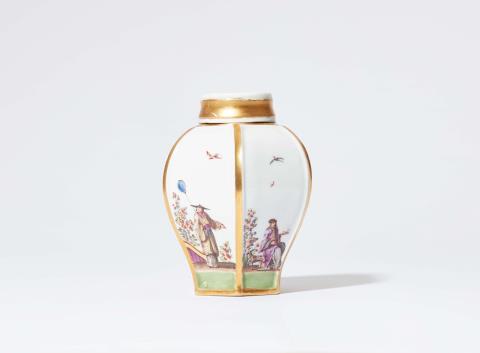 Johann Gregorius Hoeroldt - A Meissen porcelain tea caddy with early Hoeroldt Chinoiseries