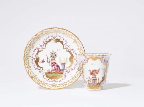 Johann Gregorius Hoeroldt - A Meissen porcelain beaker and saucer with an early Hoeroldt Chinoiserie