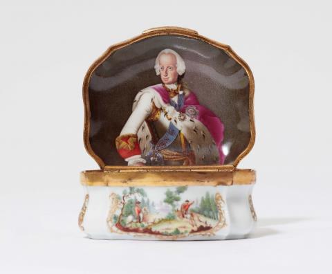  Kelsterbach Landgräfliche Porzellanmanufaktur - Tabatière mit Parforce und Porträt Ludwig VIII. von Hessen-Darmstadt